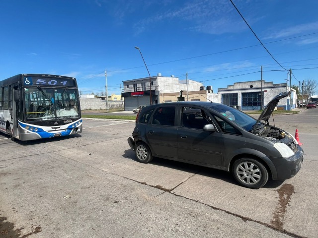 Choque en cadena: dos personas heridas y un colectivero agredido